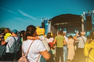 Eventtourismus bei einem Stadtfestival mit Besuchern vor einer großen Konzertbühne