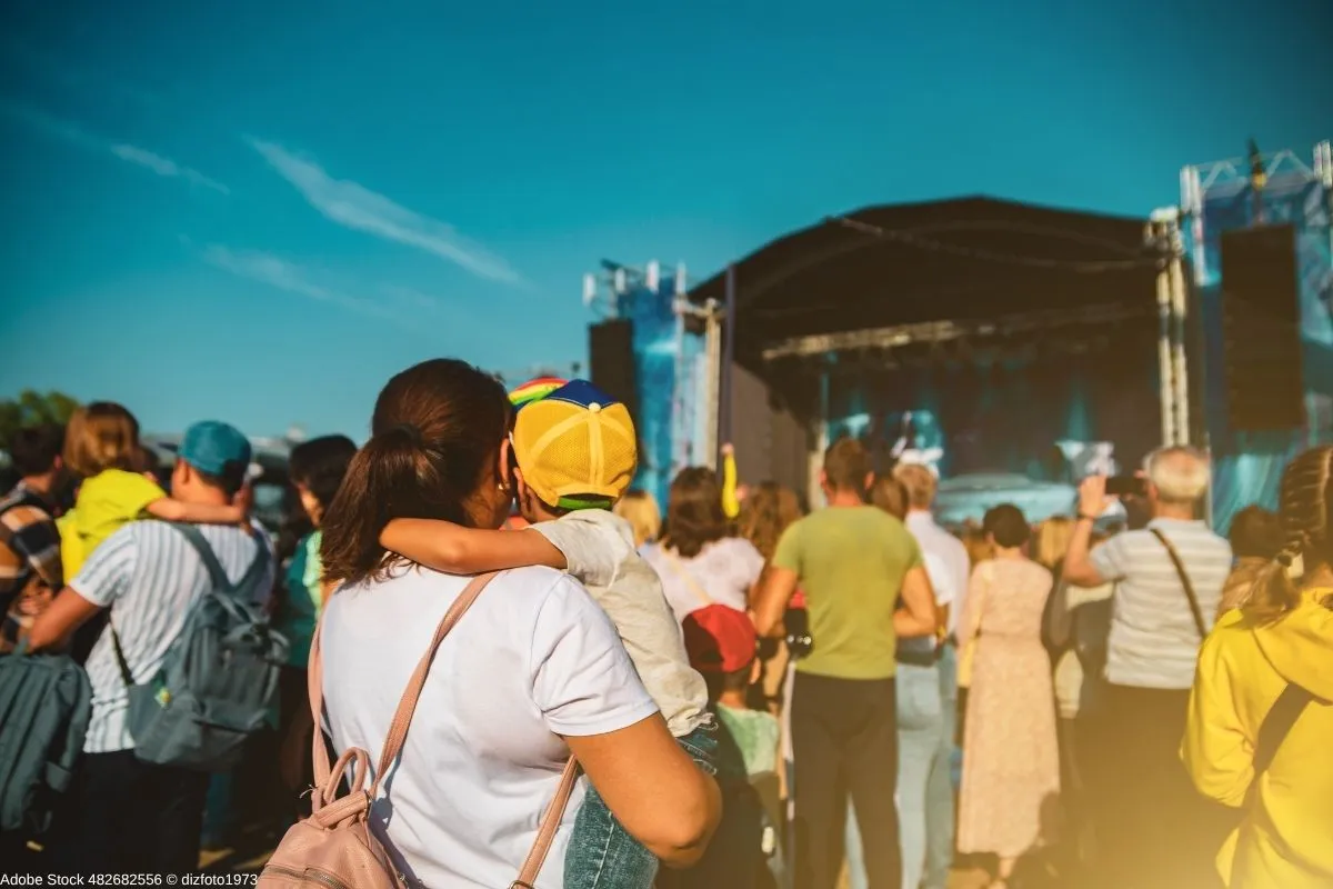Eventtourismus bei einem Stadtfestival mit Besuchern vor einer großen Konzertbühne